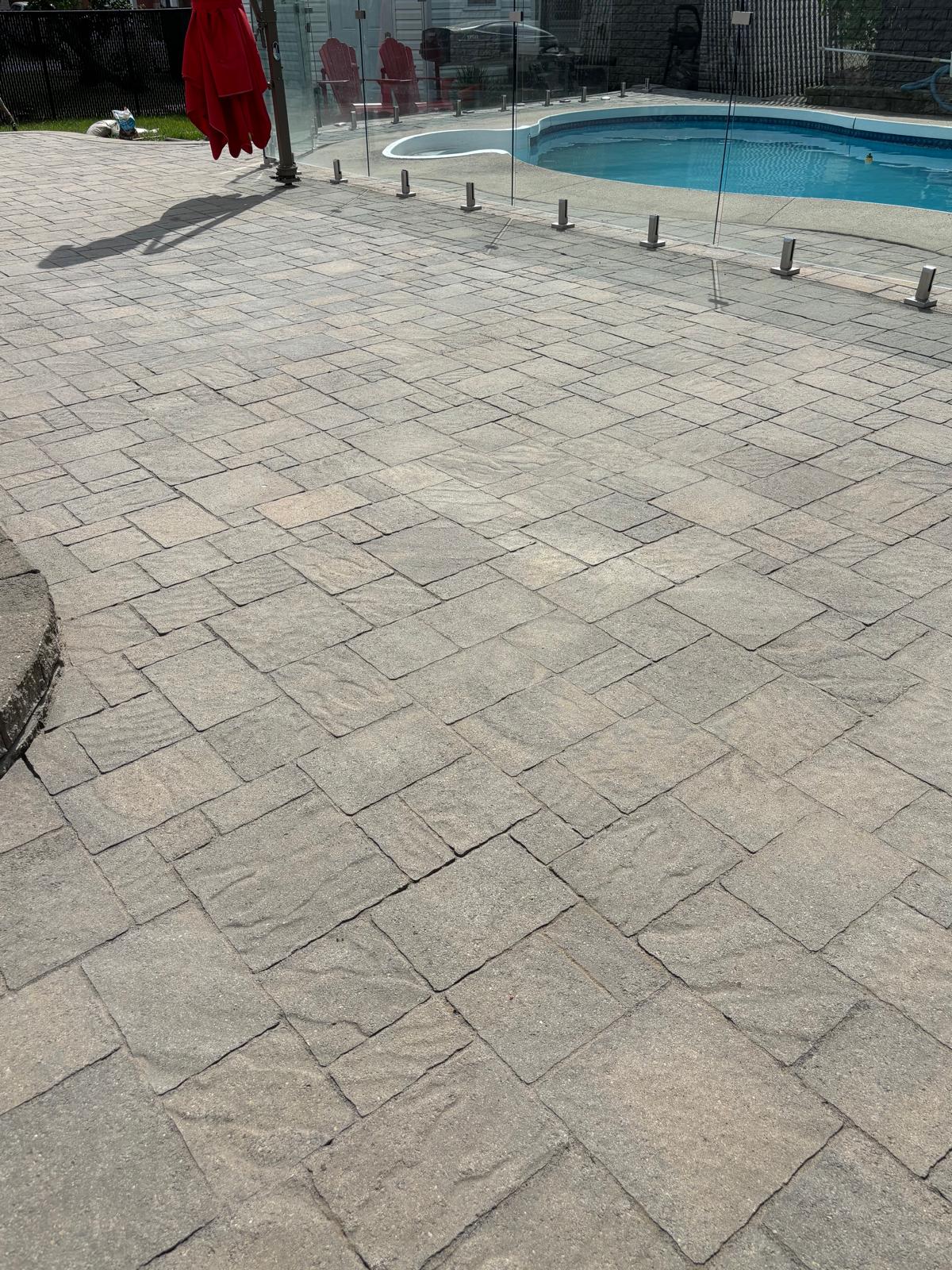 Grande terrasse piscine après restauration