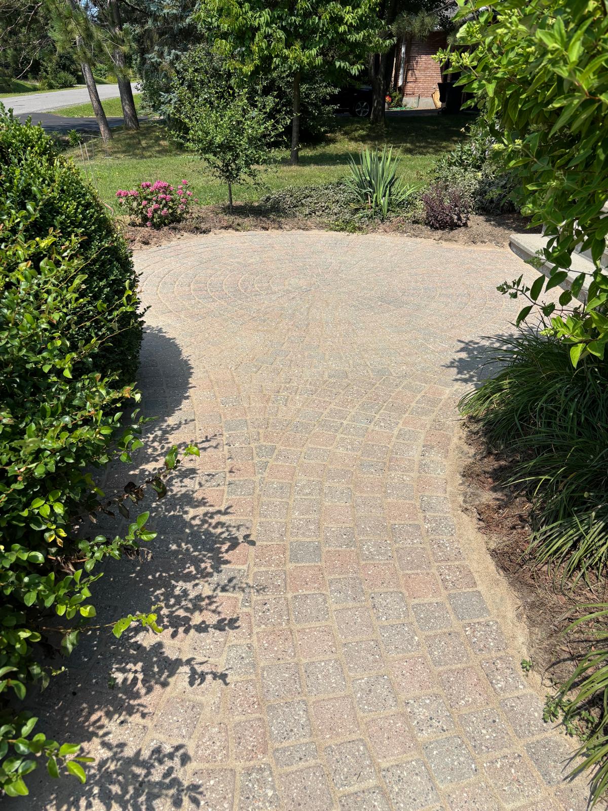 Rue Manoirs entrée pavée après restauration